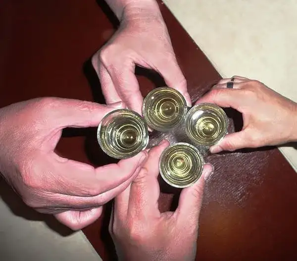 zdjęcie pokazujące od góry 4 pełne kieliszki