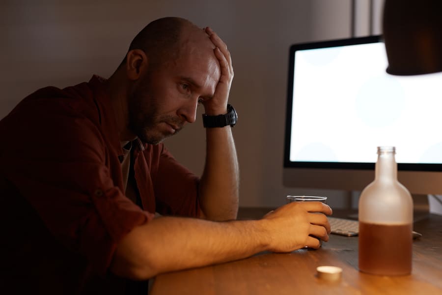 mezczyzna pijacy alkohol